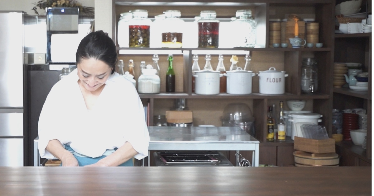 料理をする女性の写真